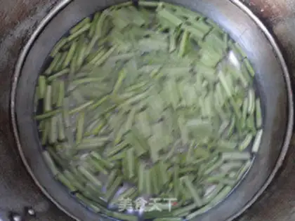 Make stir-fried cowpea pork belly step 2