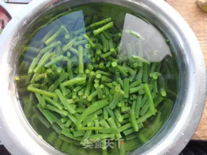 Make stir-fried cowpea pork belly step 3