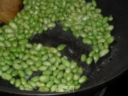 Make stir-fried dried radish with edamame step 1