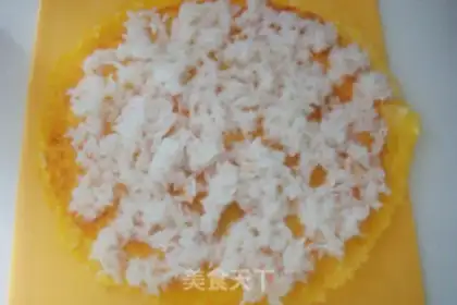 Make Rice egg roll step 4