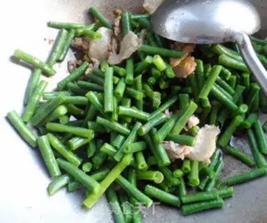 Make stir-fried cowpea pork belly step 8