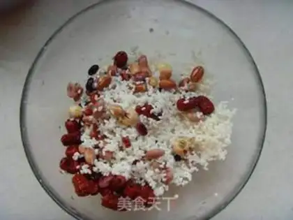 Make Eight treasure lotus seed rice dumplings step 3