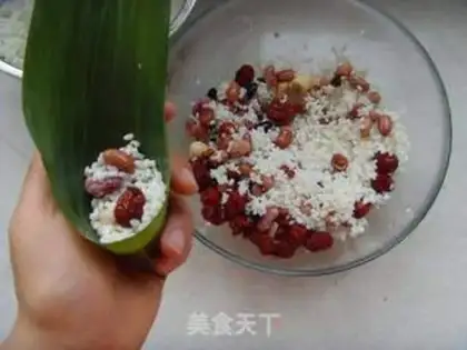 Make Eight treasure lotus seed rice dumplings step 4