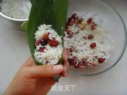 Make Eight treasure lotus seed rice dumplings step 5