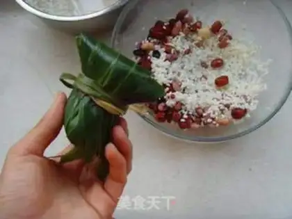 Make Eight treasure lotus seed rice dumplings step 6