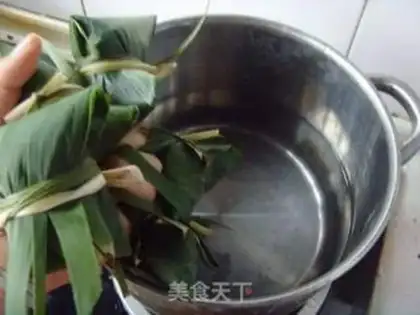 Make Eight treasure lotus seed rice dumplings step 7