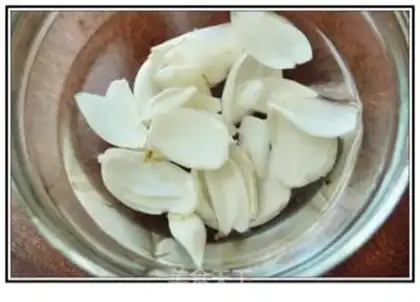 Make Saute lily lettuce and bamboo shoots leaves in soy sauce step 2
