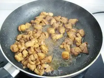 Make stir-fried chicken diced with pepper step 5