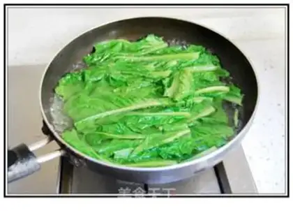 Make Saute lily lettuce and bamboo shoots leaves in soy sauce step 4