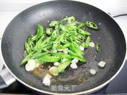 Make stir-fried chicken diced with pepper step 6