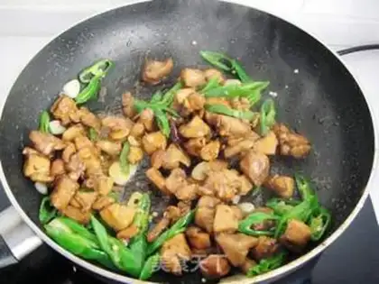 Make stir-fried chicken diced with pepper step 7
