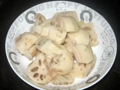 Make Lotus root pork bone soup step 1