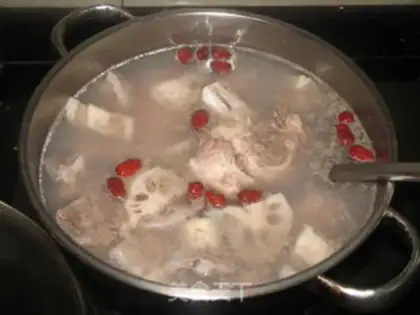 Make Lotus root pork bone soup step 2