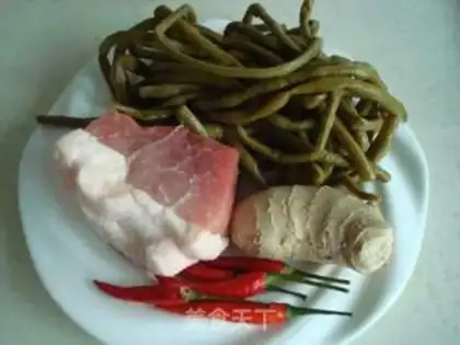 Make stir-fried diced pork with sour cowpea step 0