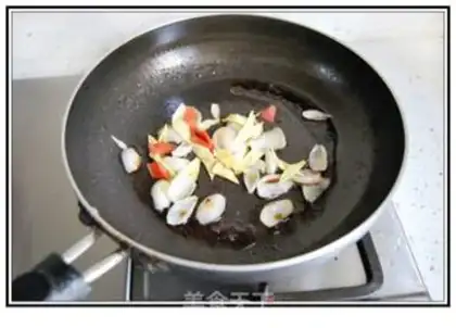 Make Saute lily lettuce and bamboo shoots leaves in soy sauce step 9