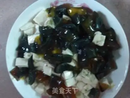Make Preserved egg mixed with tofu step 1