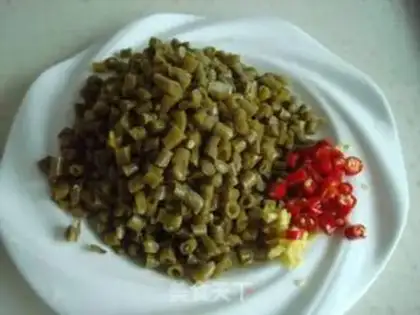 Make stir-fried diced pork with sour cowpea step 1