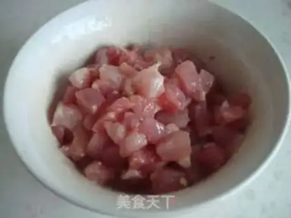 Make stir-fried diced pork with sour cowpea step 2