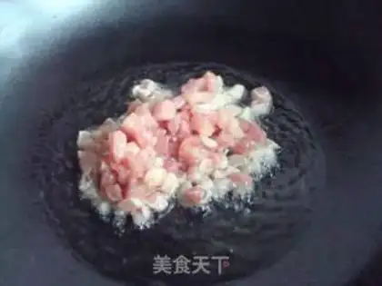Make stir-fried diced pork with sour cowpea step 3