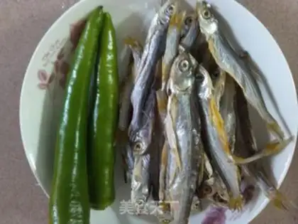 Make Dry stir-fry small fish step 0