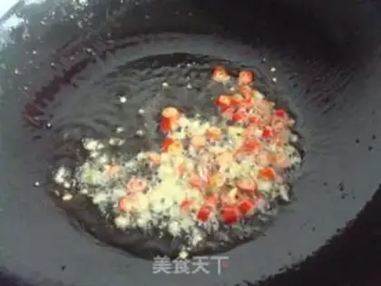Make stir-fried diced pork with sour cowpea step 4
