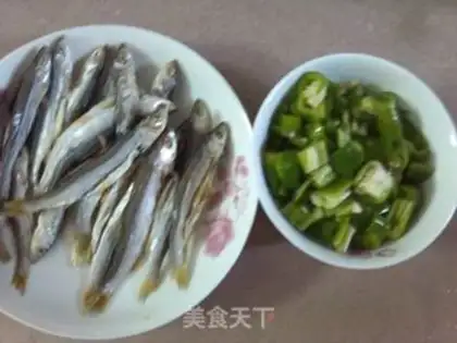 Make Dry stir-fry small fish step 1