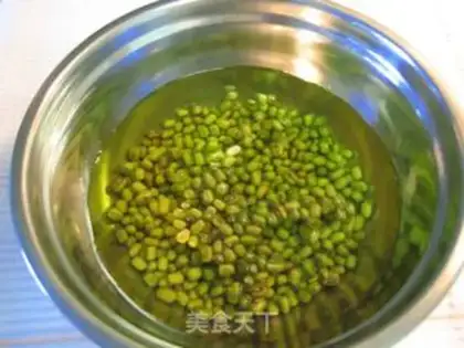 Make Nutritional green soybean milk to relieve heat and clear heat step 0