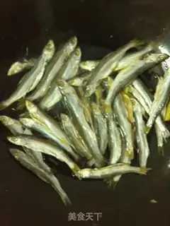 Make Dry stir-fry small fish step 2