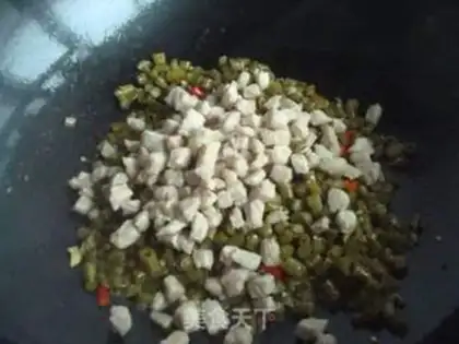 Make stir-fried diced pork with sour cowpea step 6