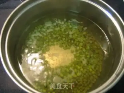 Make Nutritional green soybean milk to relieve heat and clear heat step 1