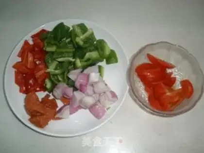 Make Butterfly Noodles with Tomato Black Pepper step 1