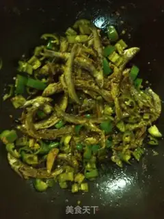 Make Dry stir-fry small fish step 3