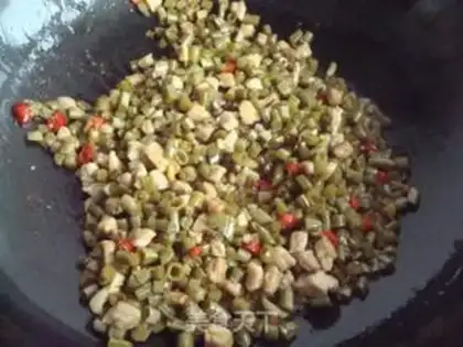 Make stir-fried diced pork with sour cowpea step 7