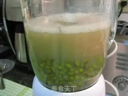 Make Nutritional green soybean milk to relieve heat and clear heat step 3