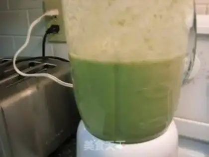 Make Nutritional green soybean milk to relieve heat and clear heat step 4
