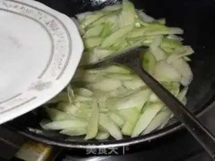 Make stir-fried cucumber step 2