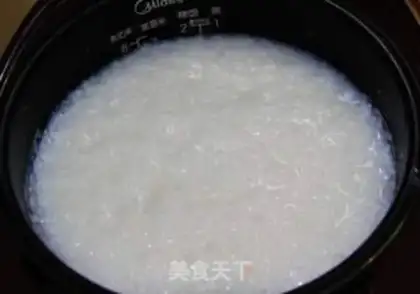 Make congee with pork and century step 0