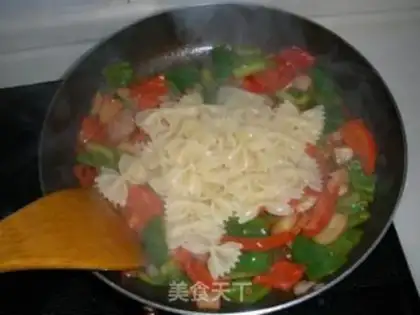 Make Butterfly Noodles with Tomato Black Pepper step 3