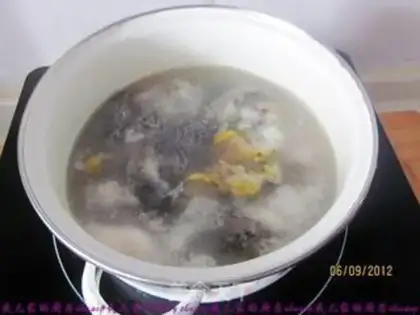 Make wolfberry black chicken soup step 1
