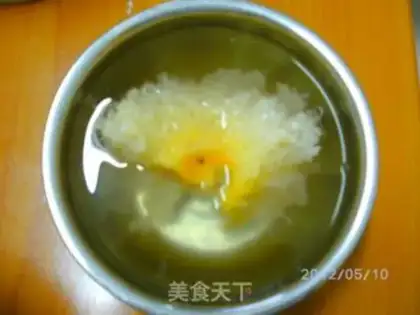 Make Stewed with white fungus and pear with rock sugar step 1