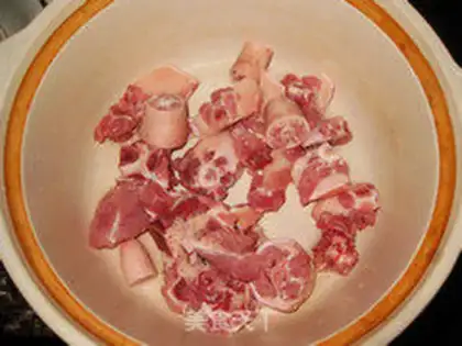Make Lotus root and pig tail soup step 1