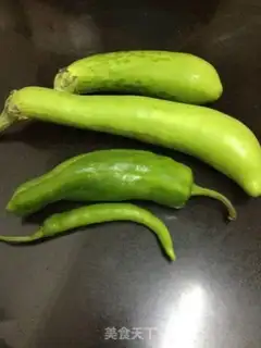 Make stir-fried green eggplant with green pepper step 0