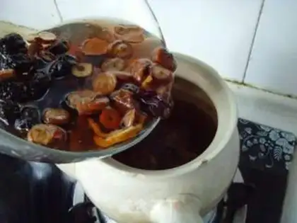 Make sour plum soup step 1