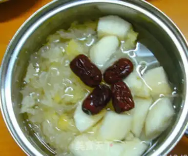 Make Stewed with white fungus and pear with rock sugar step 4