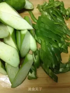 Make stir-fried green eggplant with green pepper step 1