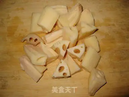 Make Lotus root and pig tail soup step 3