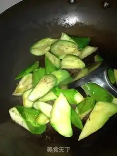 Make stir-fried green eggplant with green pepper step 2