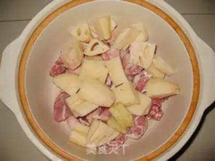Make Lotus root and pig tail soup step 4