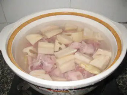 Make Lotus root and pig tail soup step 5