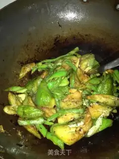 Make stir-fried green eggplant with green pepper step 7